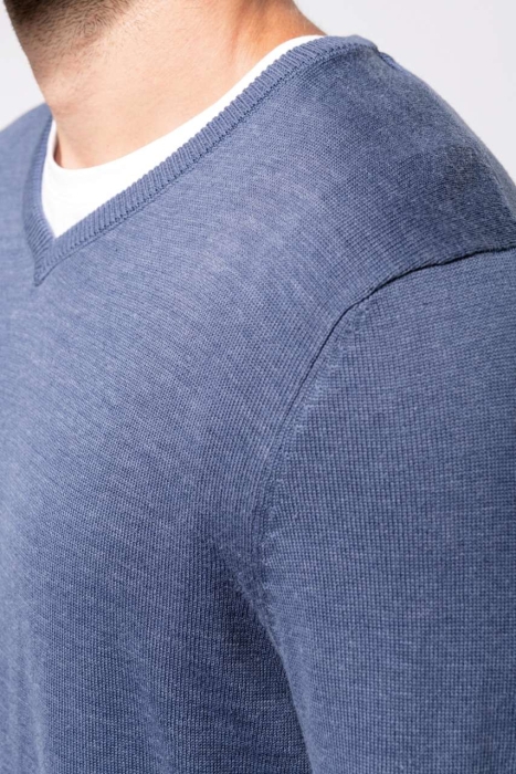 Мъжки пуловер с V-образно деколте